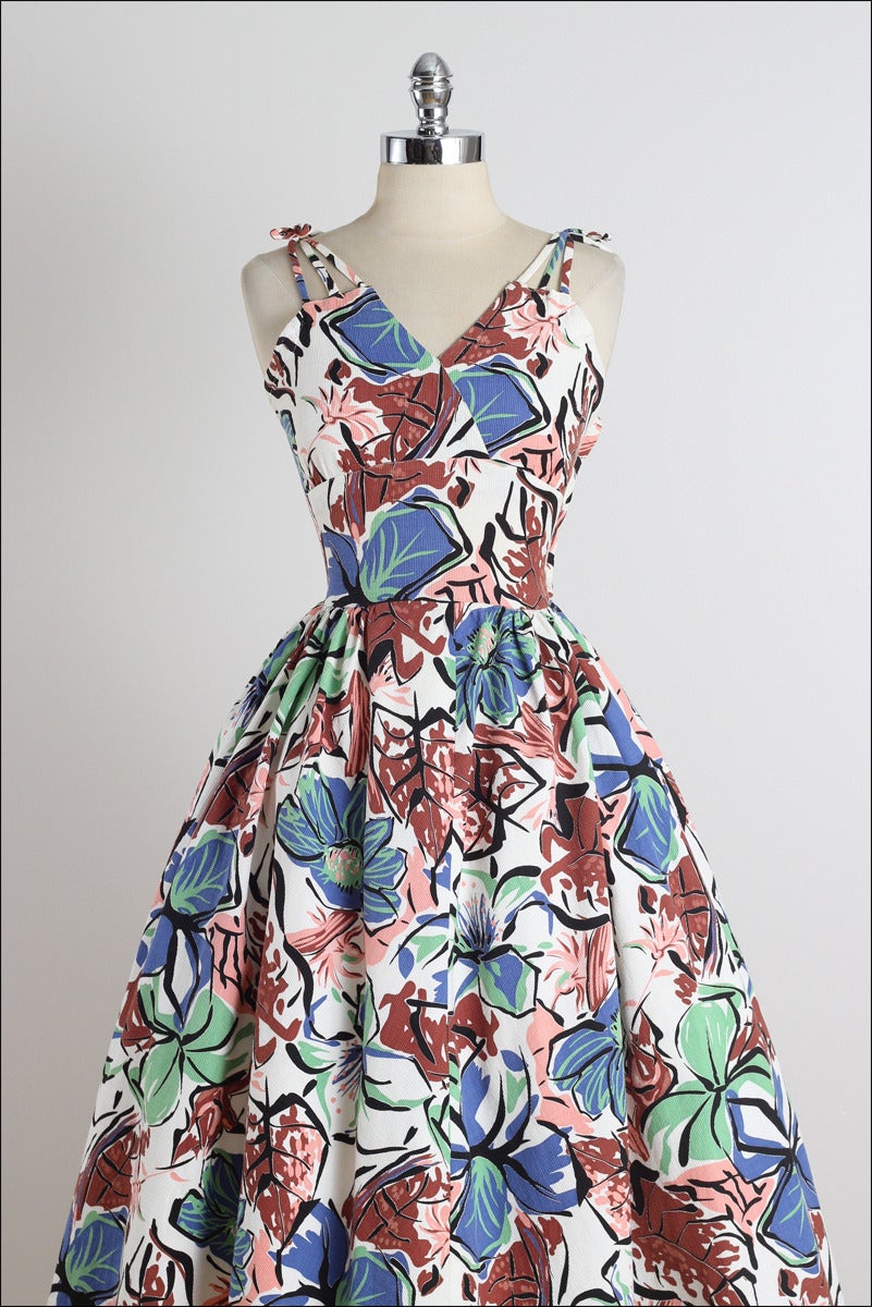 ➳ vintage 1950s dress

* waffle texture cotton
* large abstract floral print
* straps with bow accents
* metal side zipper

condition | excellent

fits like xs

length 41