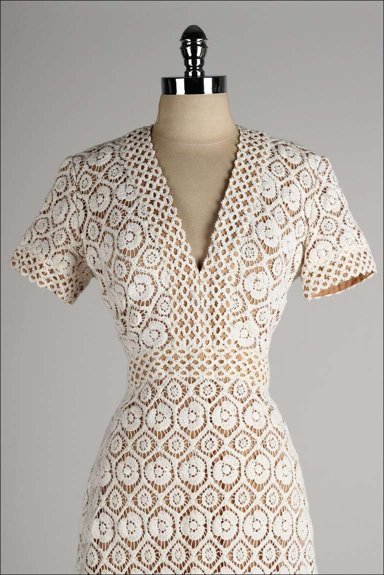 ➳ vintage 60s dress

* ivory crochet lace
* nude cotton blend lining
* short sleeves
* v-neck
* 17