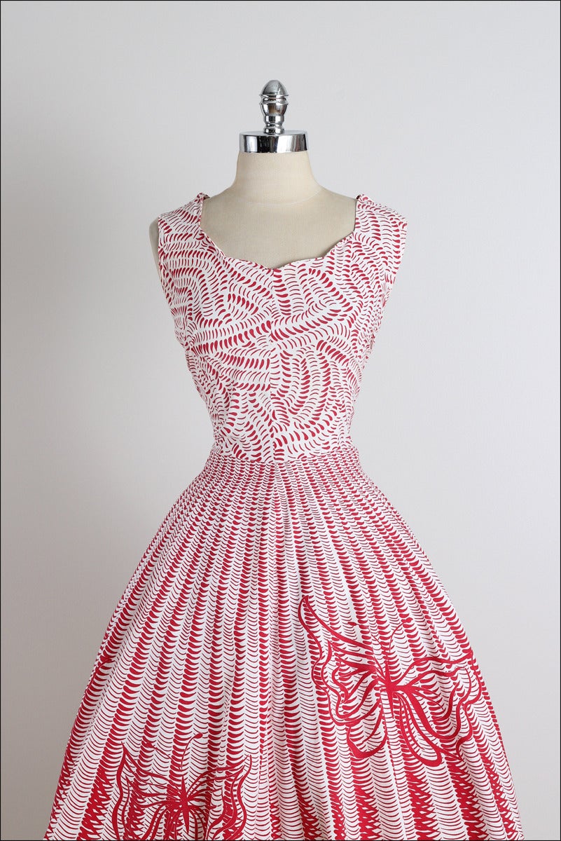 ➳ vintage 1950s dress

* red butterfly print cotton
* striped pattern
* metal side zipper

condition | excellent

fits like xl

length 43