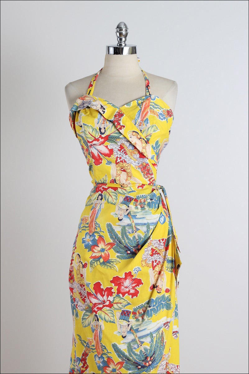 ➳ vintage 1950s dress

* sunny yellow cotton
* rare Frank Mcintosh print
* side tie
* bodice stays
* optional halter straps
* metal side zipper

condition | excellent

fits like xs/s

length 41