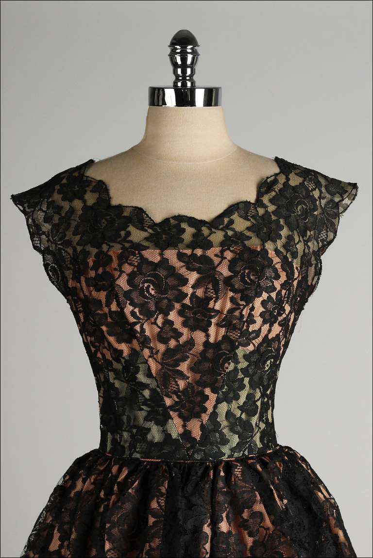 ➳ vintage 1950's dress

* black lace
* apricot/celery green acetate lining
* scalloped collar
* full skirt
* metal back zipper

condition | excellent

fits like xs/s

length 46