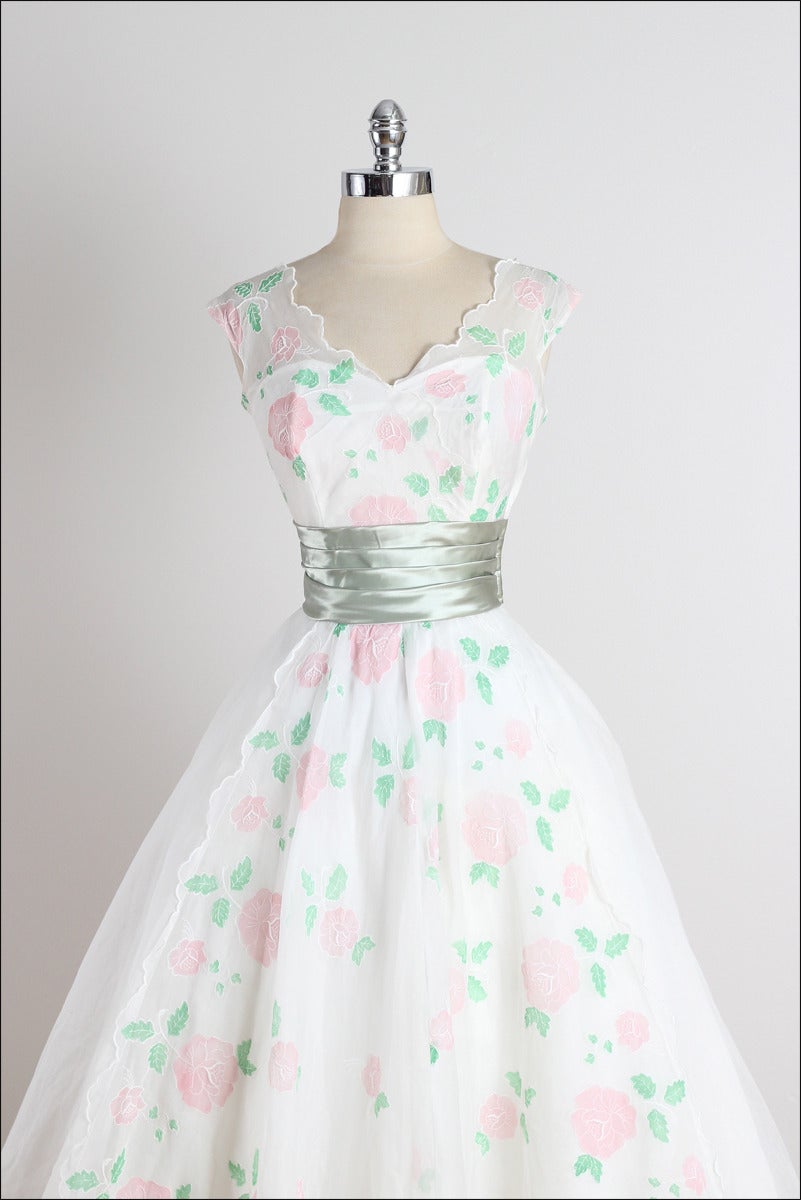 ➳ vintage 1950s dress

* white organza 
* green satin waist
* acetate lining
* embroidered rose design
* bodice stays
* metal side zipper

condition | excellent

fits like small

length 48