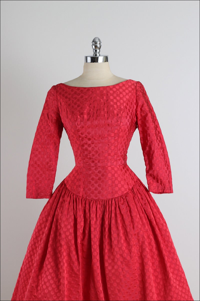 ➳ vintage 1950s dress

* red dot print taffeta
* tulle lining
* back bow tie accent
* metal side zipper

condition | excellent

fits like xs

dress length 45