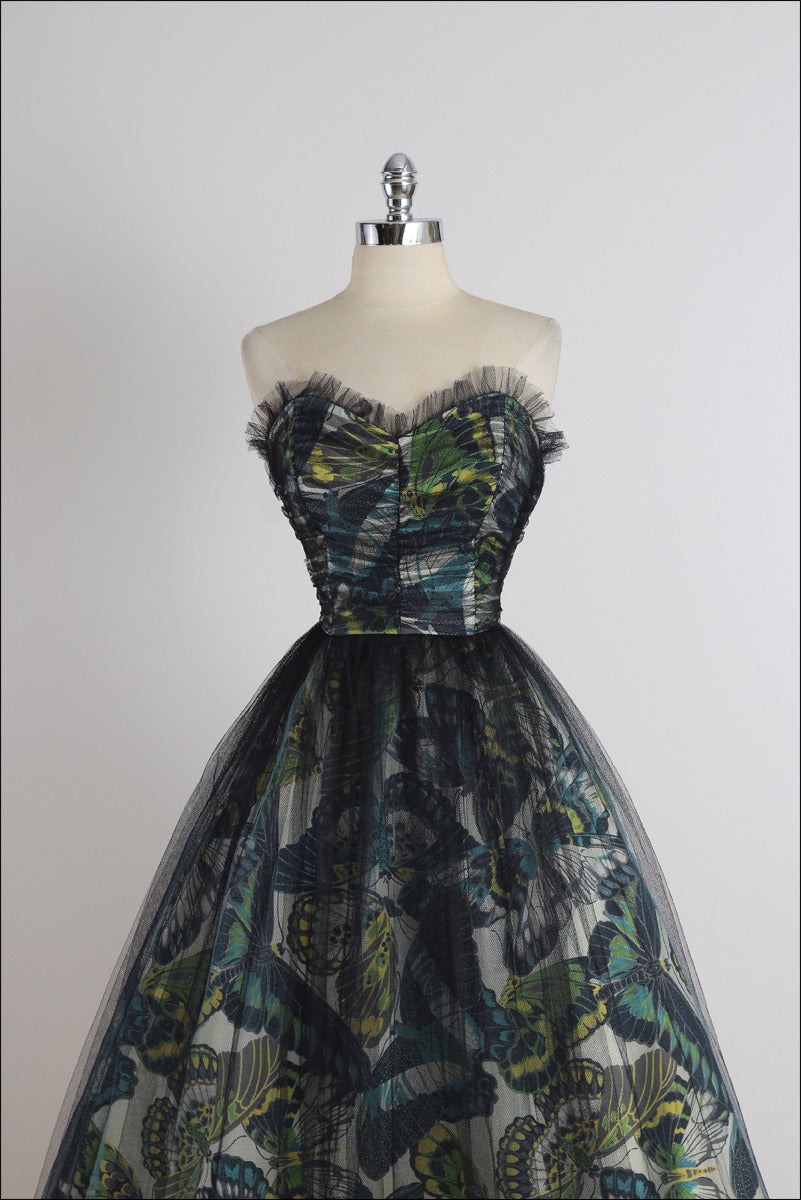 ➳ vintage 1950s dress

* black & blue tulle
* butterfly print cotton lining
* bodice stays
* gathered tulle bodice
* metal side zipper
* by Emma Domb

condition | excellent

fits like medium

length 41