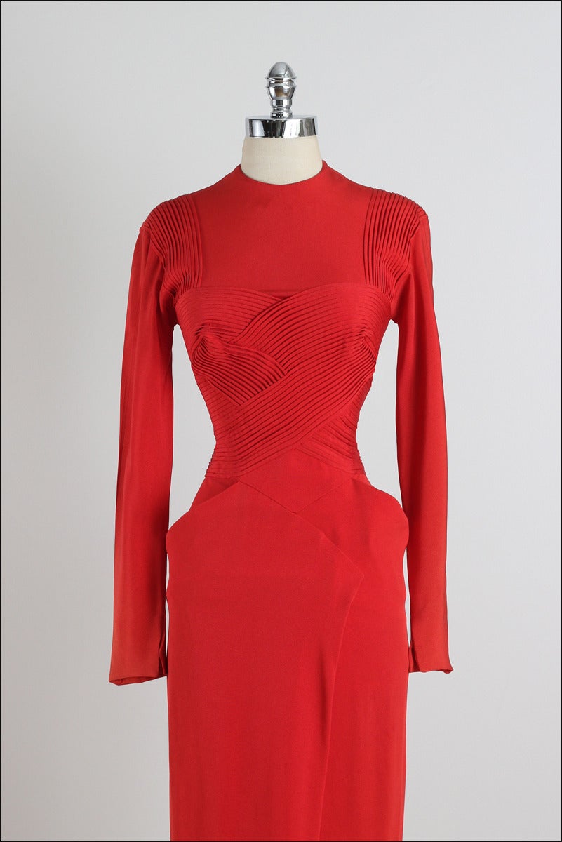 ➳ vintage 1940s dress

* firey red rayon
* amazing gathered bodice design
* hip pockets
* metal back zipper
* by Dorothy O' Hara

condition | excellent

fits like xs/s

length 48