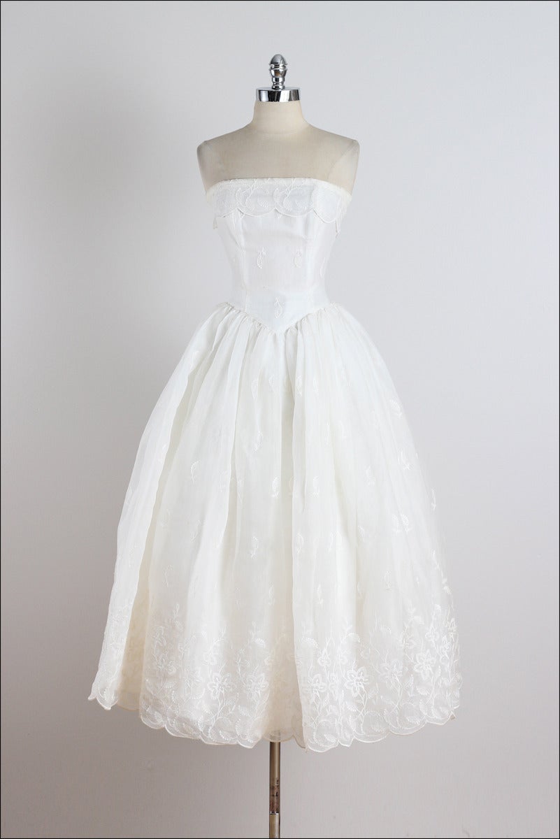 Vintage 1950s White Floral Embroidered Wedding Dress In Excellent Condition In Hudson on the Saint Croix, WI