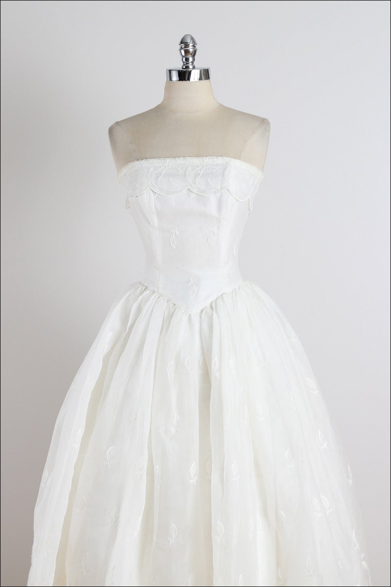 Women's Vintage 1950s White Floral Embroidered Wedding Dress
