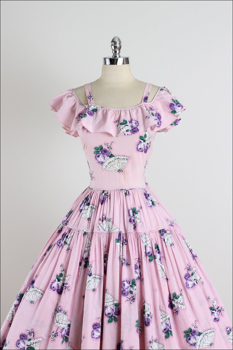 ➳ vintage 1940s dress

* pink striped sear sucker cotton
* umbrella & purple rose print
* slit sleeves
* metal back zipper
* full skirt

condition | excellent

fits like small

length 41