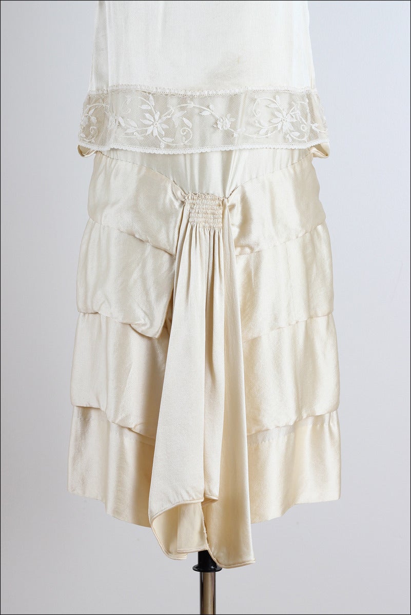 Vintage 1920s Ivory Silk Flapper Dress In Excellent Condition For Sale In Hudson on the Saint Croix, WI