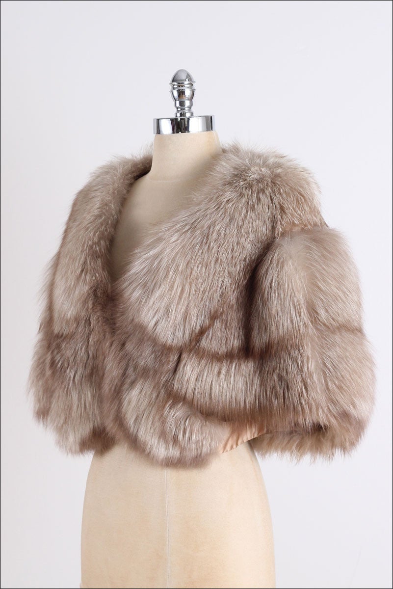 ➳ vintage 1950s cape

* brown fox fur
* satin lining
* HAC initials embroidered on lining
* by Thomas McElroy

condition | excellent 

fits like - one size fits most

length 19
