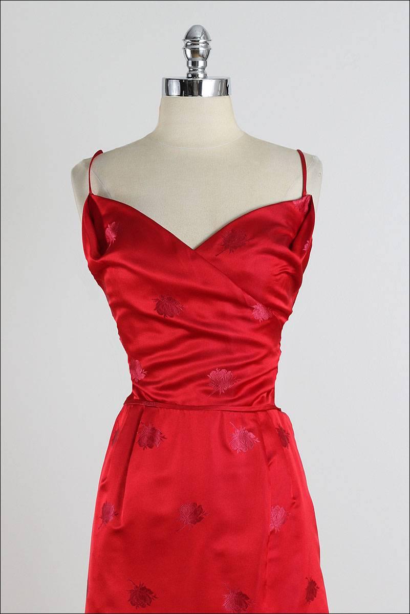 ➳ vintage 1950's dress

* red silk brocade
* organza lining
* red rose print
* beautiful back gathered details
* metal side zipper
* by Bergdorf Goodman

condition | excellent

fits like small

length 54