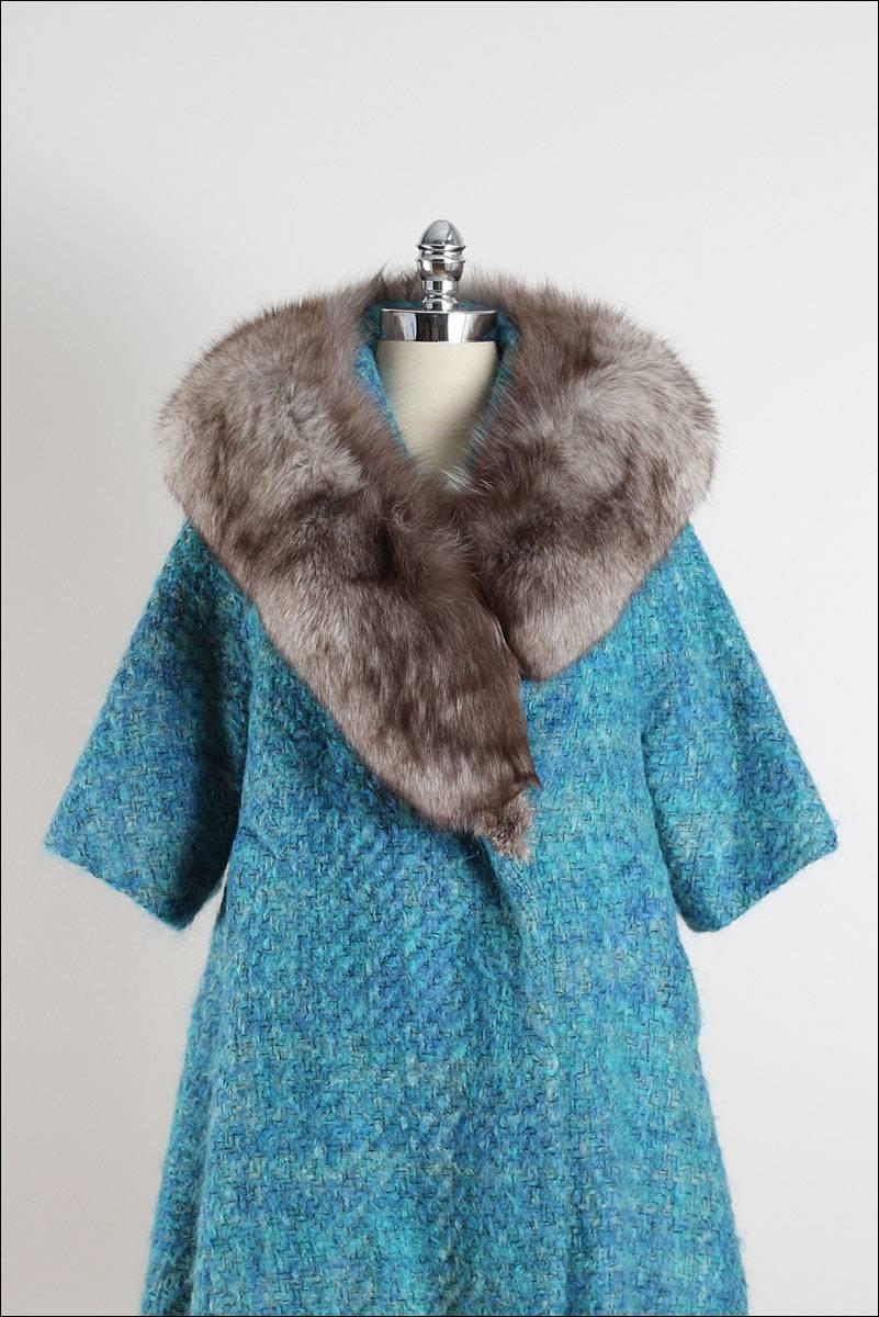 ➳ vintage 1950's mini swing coat

* blue wool & silver fox fur
* satin lining
* pockets
* by Lilli Ann

condition | excellent

one size fits all

length 33