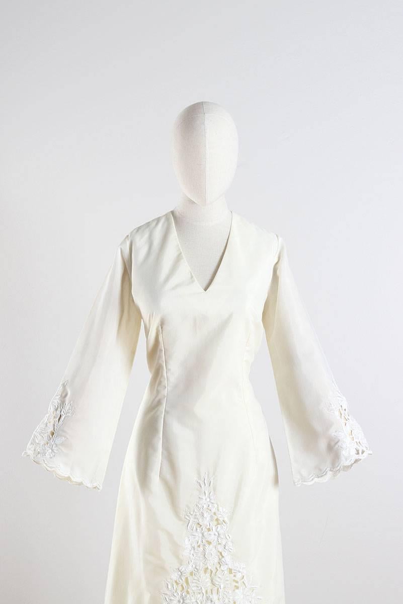 ➳ vintage 1960s dress

* ivory cotton
* cotton lining
* amazing white floral embroidery
* cutwork design
* bell sleeves
* metal back zipper

condition | excellent

fits like m/l

length 42