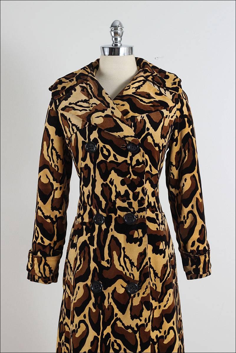 ➳ vintage 1960s coat

* leopard print brushed corduroy
* black faux fur collar
* acetate lining
* black button front
* pockets

condition | excellent

fits like medium

length 43