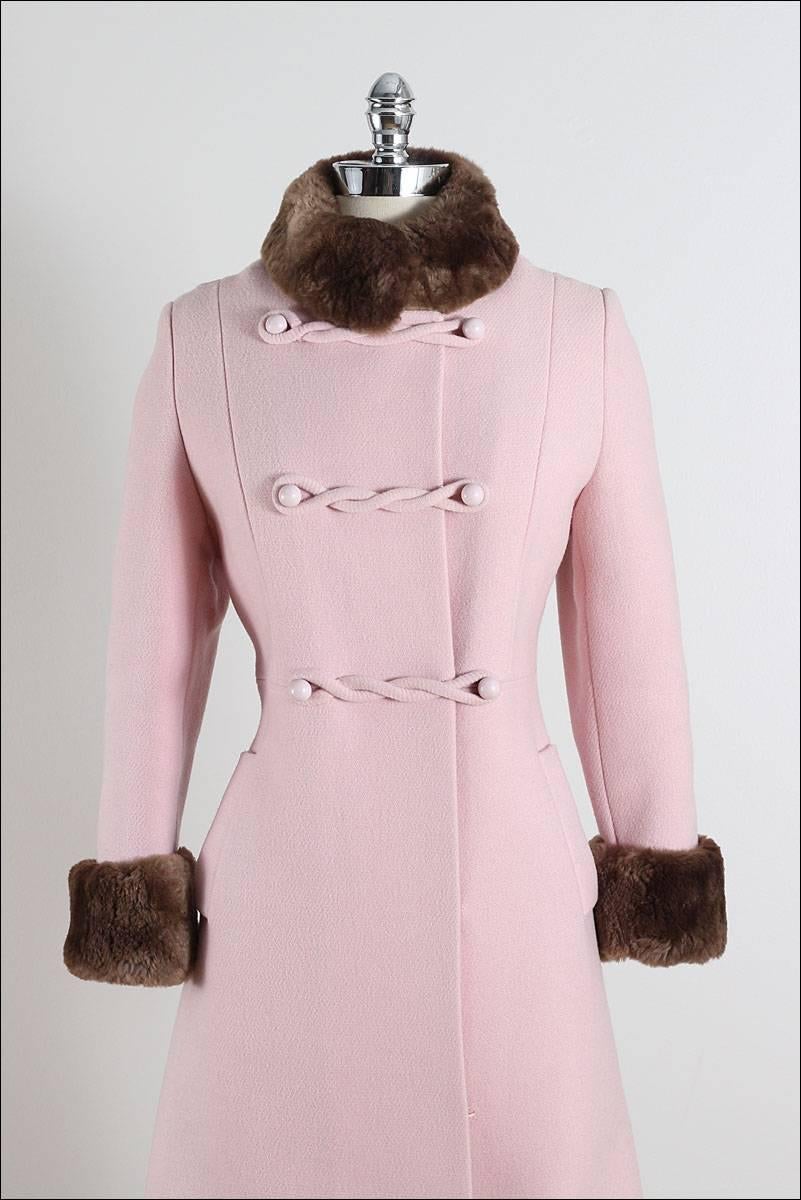 ➳ vintage 1960s coat

* pale pink wool &
* brown mouton fur
* silk crepe lining
* button front
* pockets
* by Stratton Petite

condition | excellent 

fits like s/m

length 42