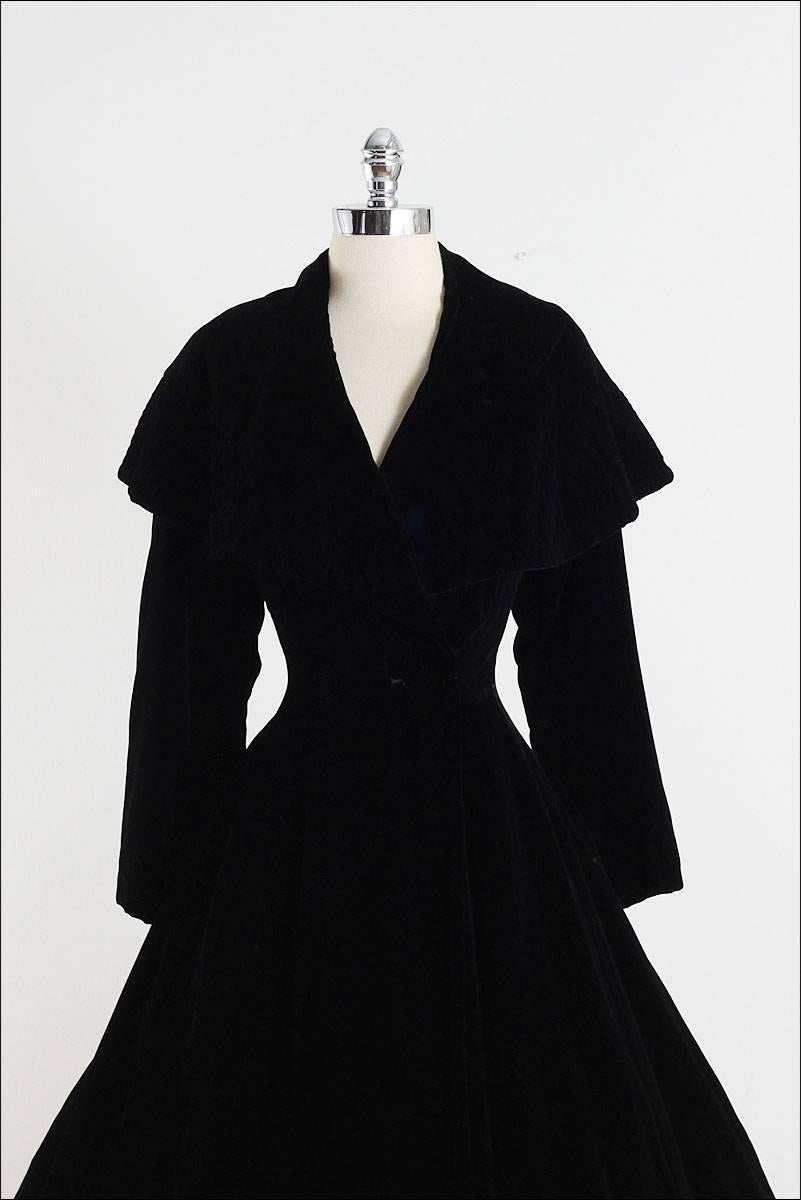 Vintage 1950's Coat

* black silk velvet
* stitched shawl collar
* waist button closure
* acetate lining
* gorgeous full skirt princess shape

fits like s/m

length 43