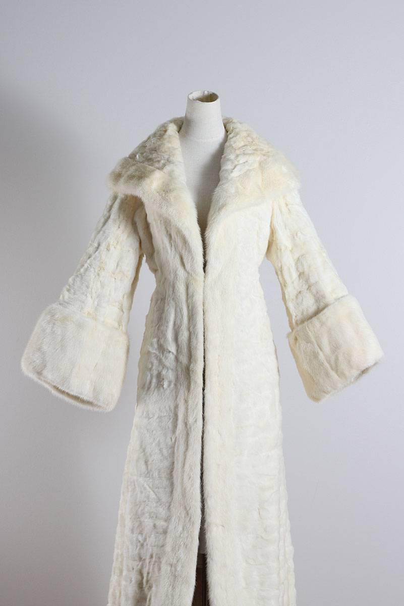 Vintate 1940's Coat

* beautiful white mink fur
* hook/eye closure at waist
* amazing embroidered satin lining
* initials embroidered inside 