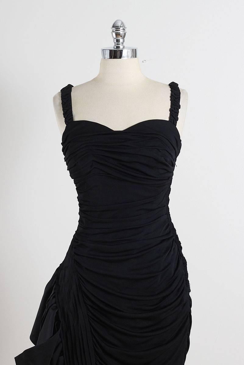 ➳ Kleid aus den 1950er Jahren

* schwarzes Trikot
* Acetatfutter
* durchgehend gerafft & eingepasst
* großartiges seitliches Aufflackern
* seitlicher Reißverschluss
* von Lilli Diamond

Zustand | ausgezeichnet - Original-Reißverschluss