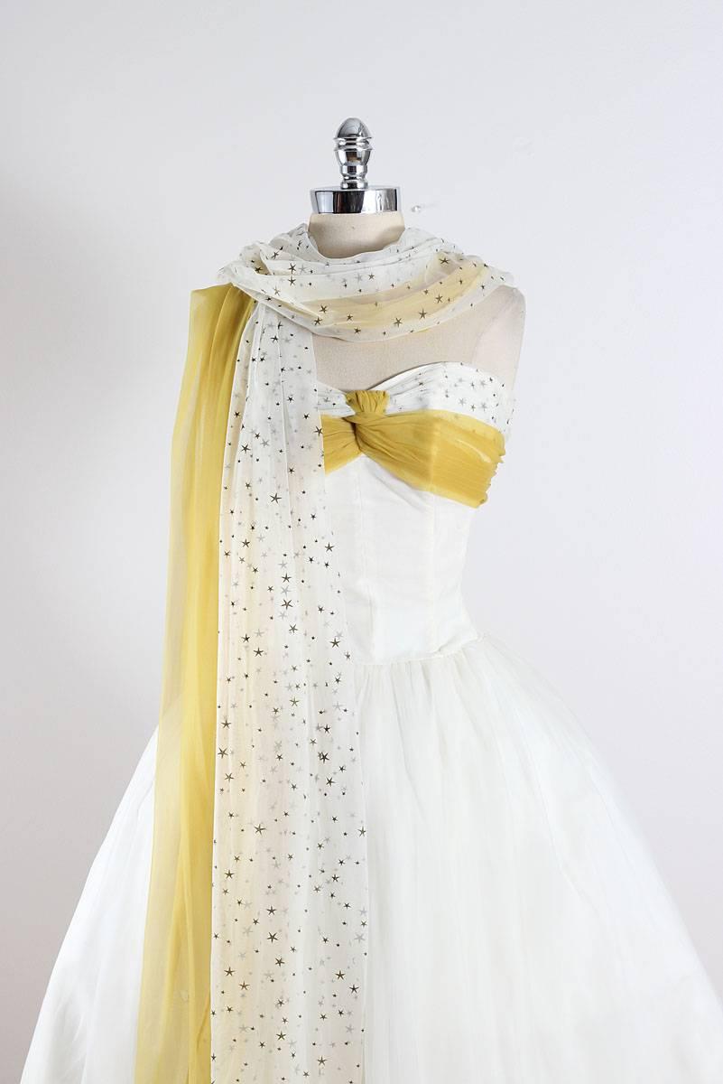 Vintage 1950s White Yellow Star Chiffon Party Dress In Excellent Condition For Sale In Hudson on the Saint Croix, WI