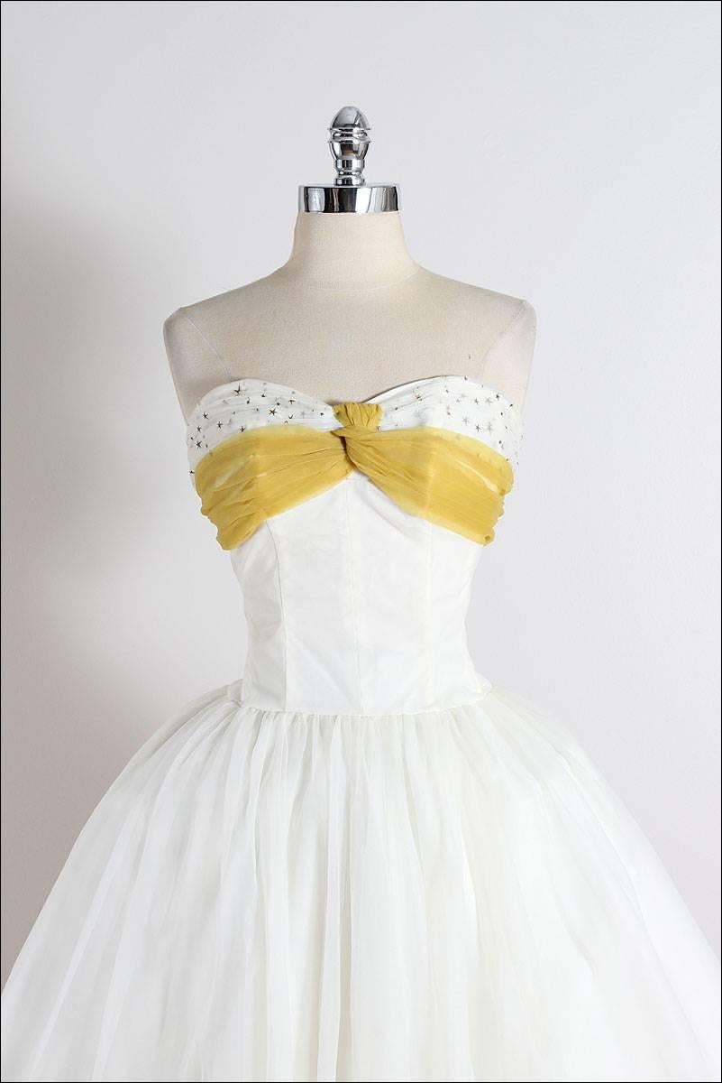 ➳ vintage 1950s dress

* white & yellow chiffon
* acetate lining
* awesome star print back tails
* bodice stays
* metal back zipper

condition | excellent

fits like s/m

length 43