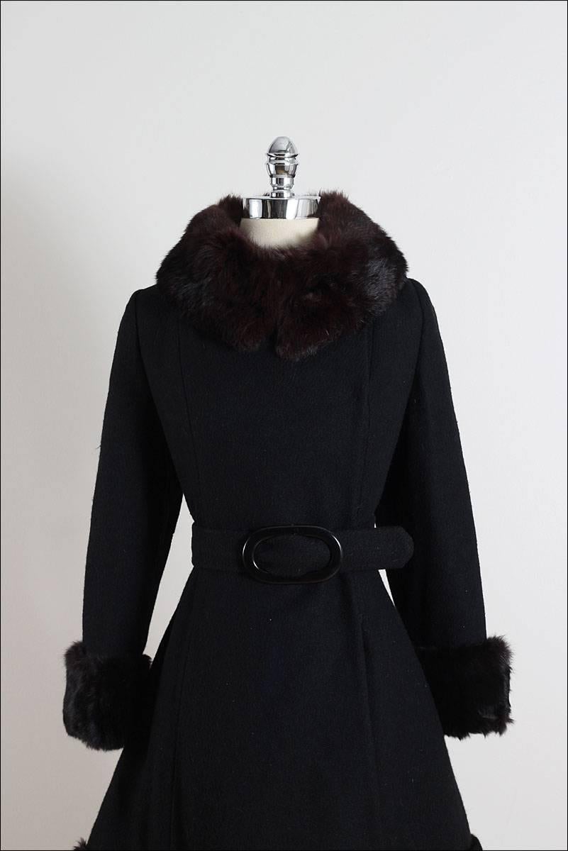 ➳ cappotto vintage anni '60

* lana nera leggera
* finiture in pelliccia di coniglio marrone scuro
* Fodera in acetato
* Cintura staccabile
* bottoni sul davanti

condizione | eccellente

veste come una media

lunghezza 34