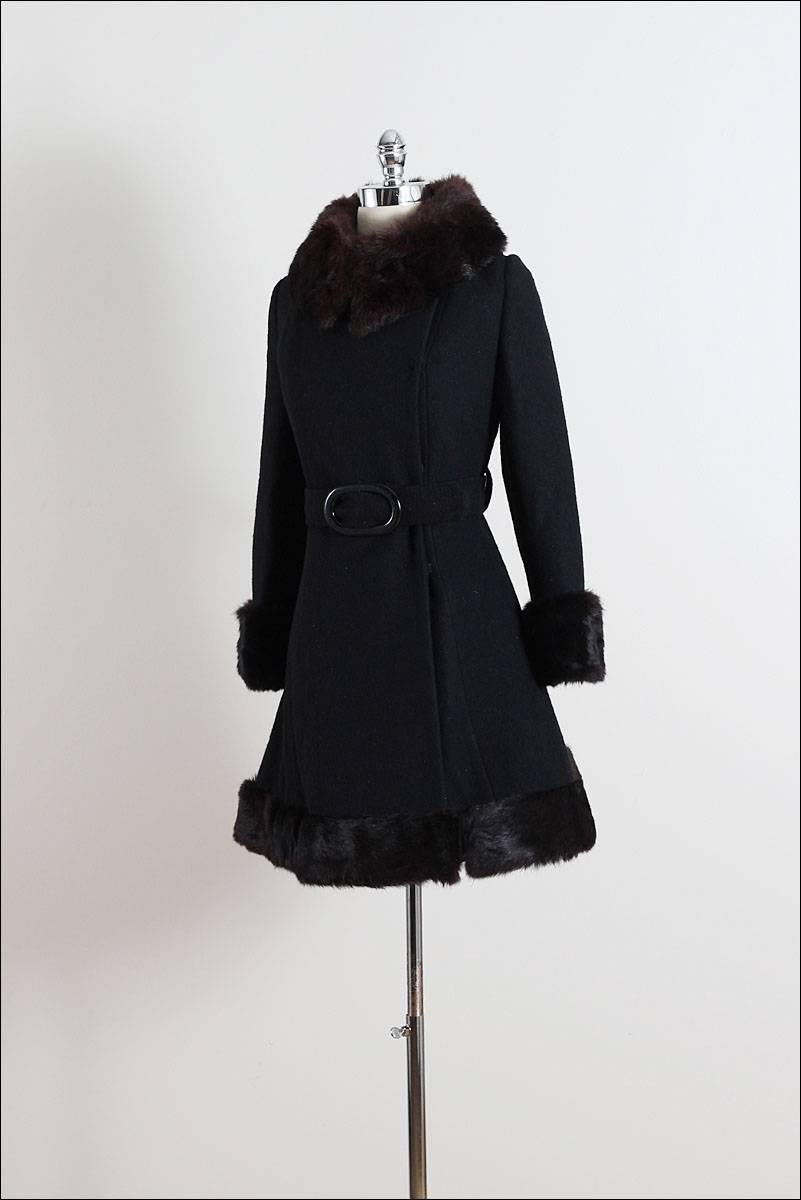 Vintage By 1960: cappotto in lana nera e pelliccia di coniglio in vendita 1