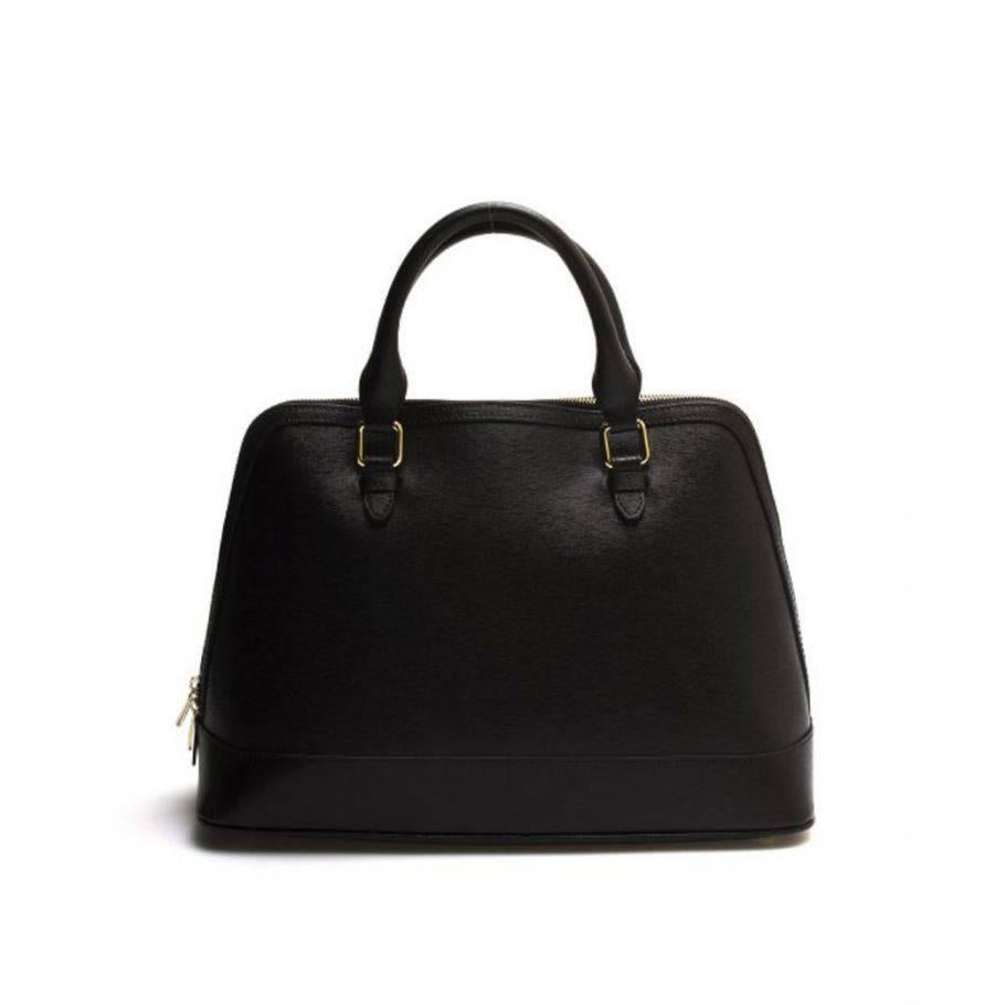 Sleek, stylish Versace bag for any formal and casual occasion.
Color: Black
Leather with goldtone hardware
Cotton lined interior features zip pocket and 2 open pockets
Measures 15.2 x 12 x 7.2 in
Leather
Italy

Indicative dimensions
Width