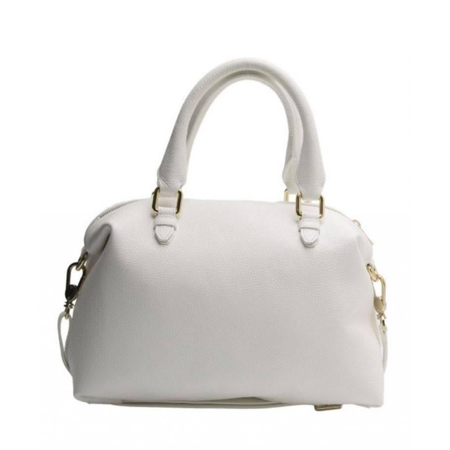 Sleek, stylish Versace bag for any formal and casual occasion.
Color: White
Leather with goldtone hardware
Cotton lined interior features zip pocket and 2 open pockets
Measures 13.6 x 9.6 x 6 in
Leather
Italy
Post-scriptum
Dustbag and tags