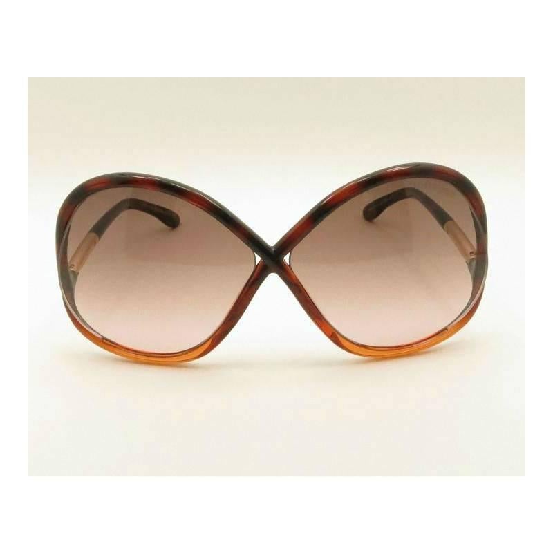 Tom Ford Ivanna Butterfly Sunglasses, Dark Havana (TF372)

Tom Ford continues his seventies love affair with the era's distinctive drop temples. The signature tubular line sweeps around the face and crisscrosses at Ivanna's bridge. Sleek gold