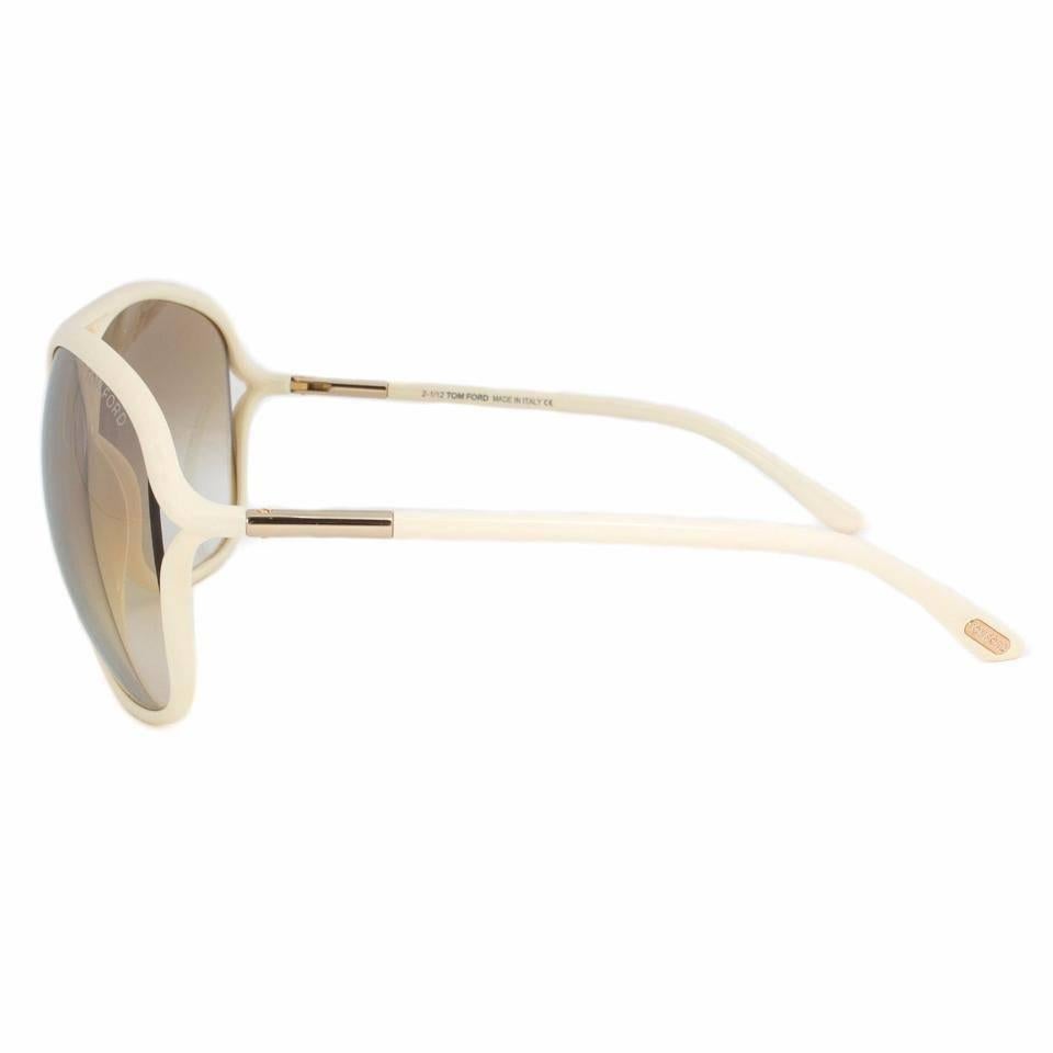 Tom Ford Vicky Oversized Sunglasses, Ivory (TF184)

Giving off a silky smooth appearance, these Tom Ford TF184 25G sunglasses utilize an ivory colored full rim double bridge over-sized butterfly frame. Vicky is sufficiently armed with gold toned