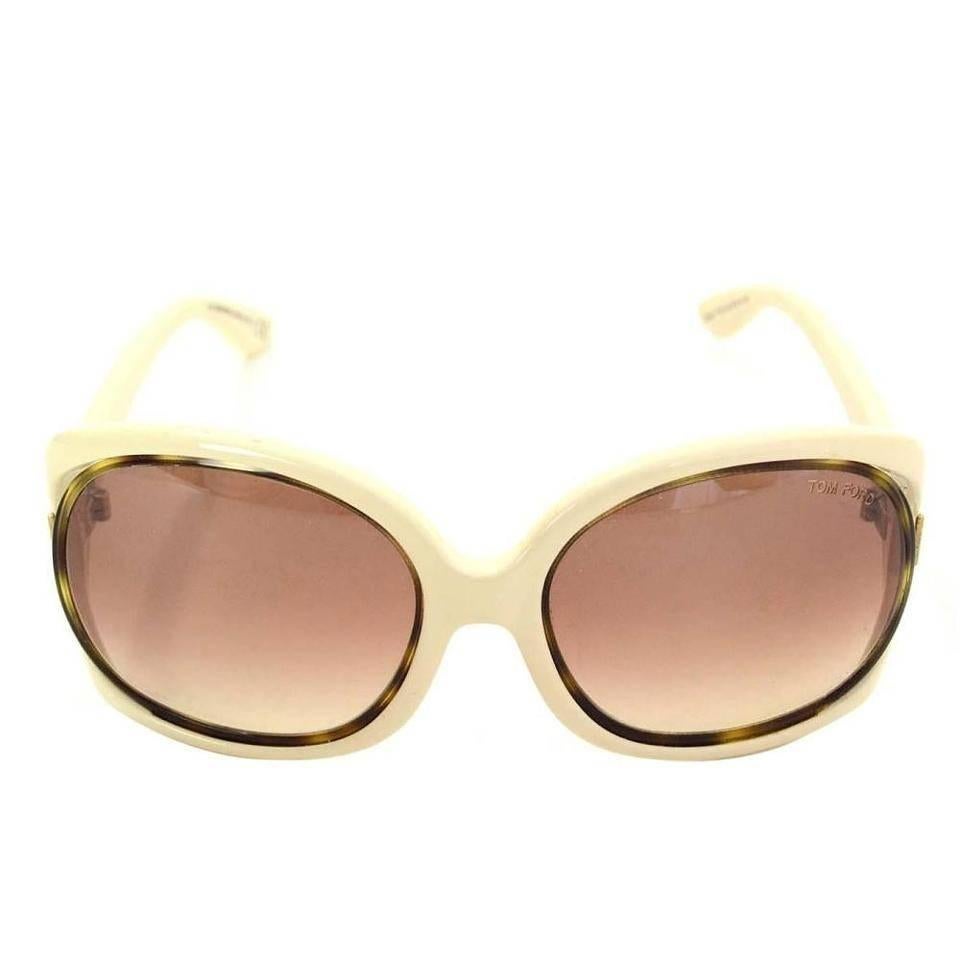 Oversized Sunglasses, Cream (TF100)

Tom Ford Jaquelin truly is an exciting and fashion forward frame using Tom Ford's signature frame-less design at the edge of the lenses but oversized full rimmed lenses and a subtle logo edged on the left lens.
