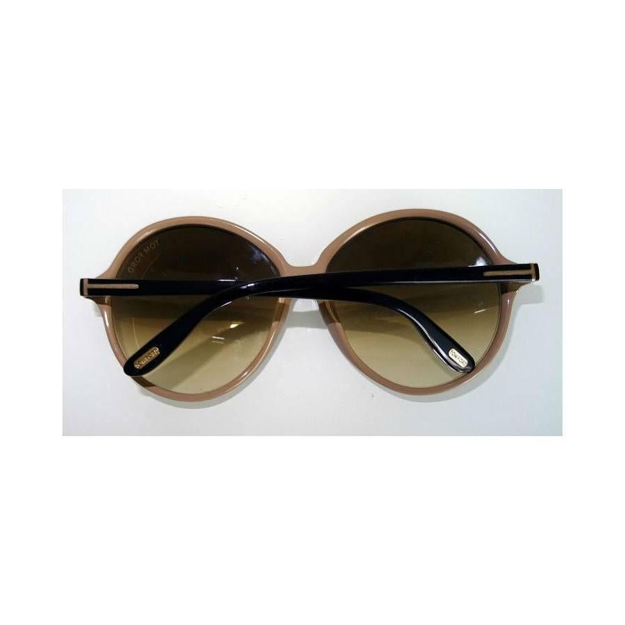 Tom Ford Rhonda Round Oversized Sunglasses, Champagne (TF187)

An elegant, chic and glamorous pair of dramatically oversized Tom Ford sunglasses for ladies, this Rhonda style features a tubed beige frame and black arms. Also features the signature