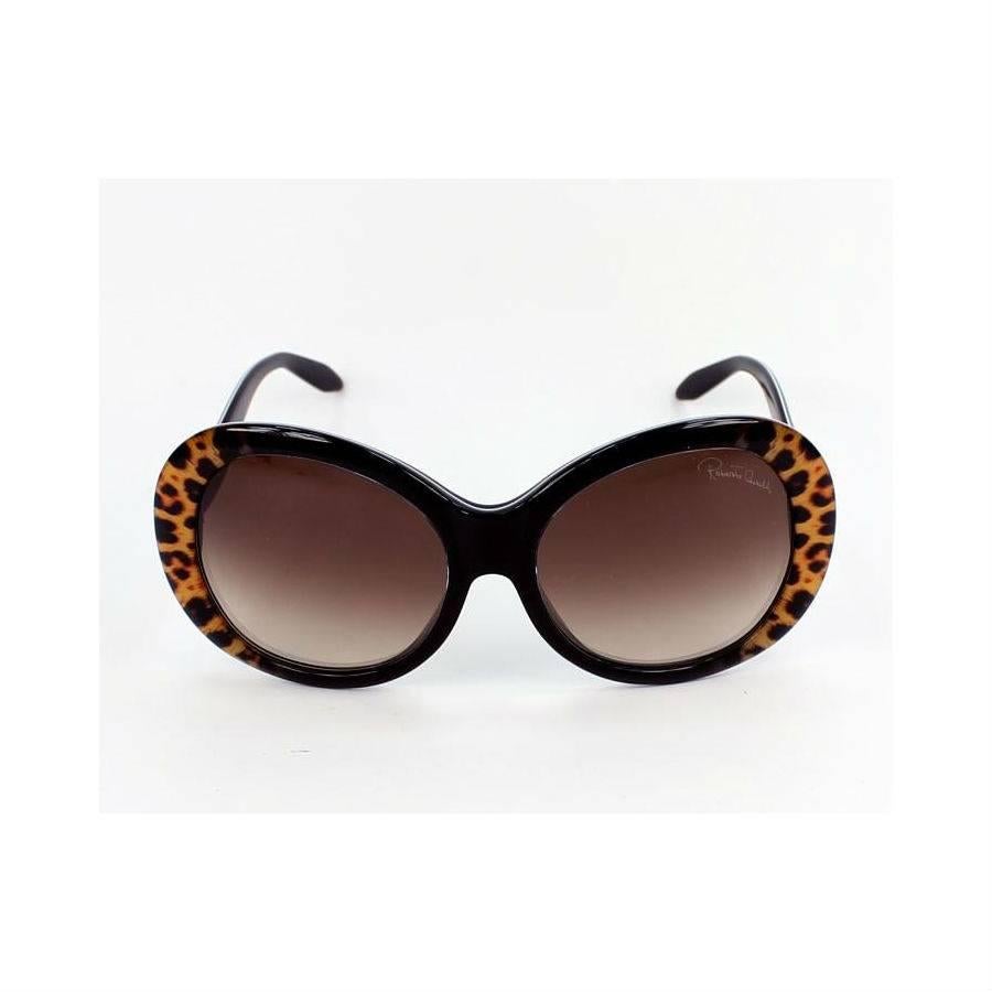 Roberto Cavalli Sunglasses, Black and Brown

Go wild in these Full Moon sunglasses from Roberto Cavalli! Black and leopard print sunglasses will show off your fierce personality making these shades a must have for every