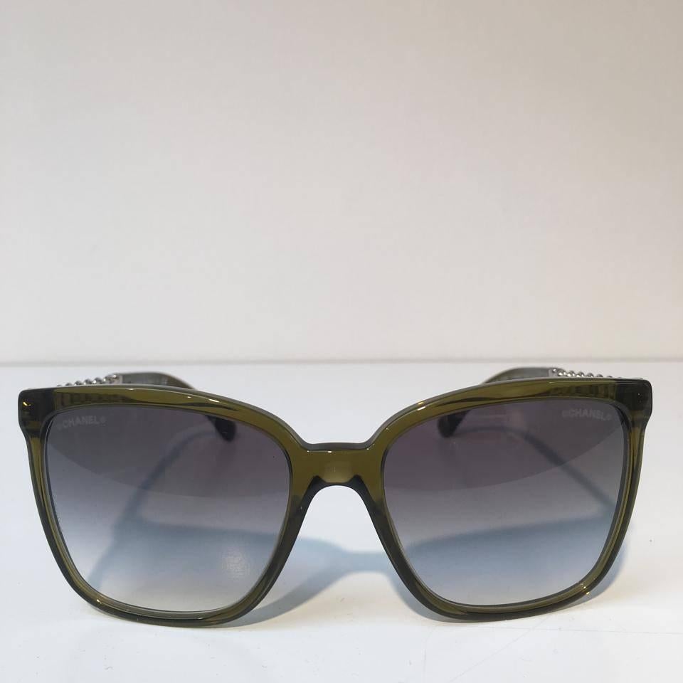 Chanel Sunglasses, Olive Green (CH5325)

Brand new, never used and in excellent condition

Glamorous, feminine and exquisite Chanel sunglasses for women, this dramatically oversized design features a square shaped frame with rounded inner