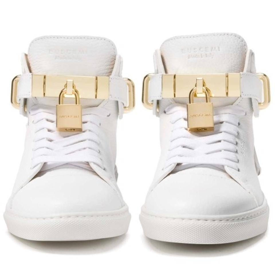 Buscemi Women's 100MM High Top Sneaker, White

Hand crafted in Italy, the 100MM high-top sneaker is artfully constructed of full-grain Italian calf leather with hand painted edges and signature heel handle. The shoe is paired with gold plated