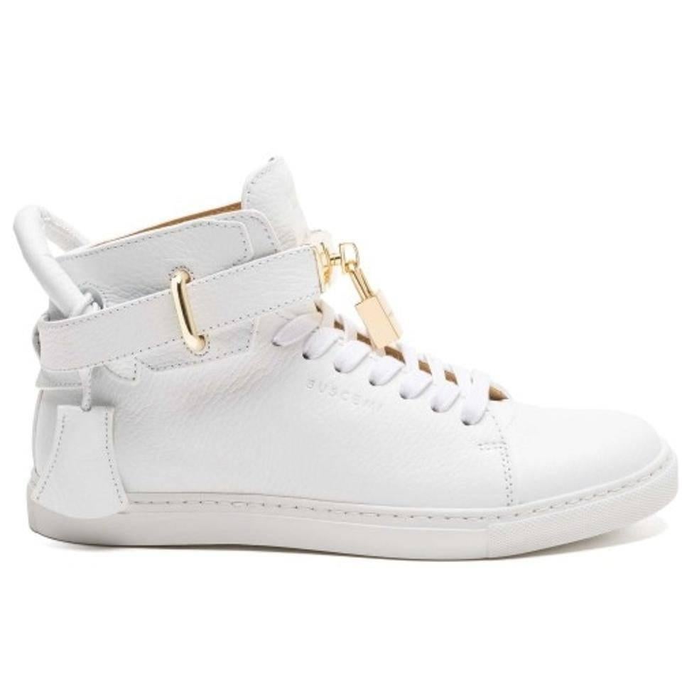 Buscemi Men's 100MM High Top Sneaker, White

Hand crafted in Italy, the 100MM high-top sneaker is artfully constructed of full-grain Italian calf leather with hand painted edges and signature heel handle. The shoe is paired with gold plated