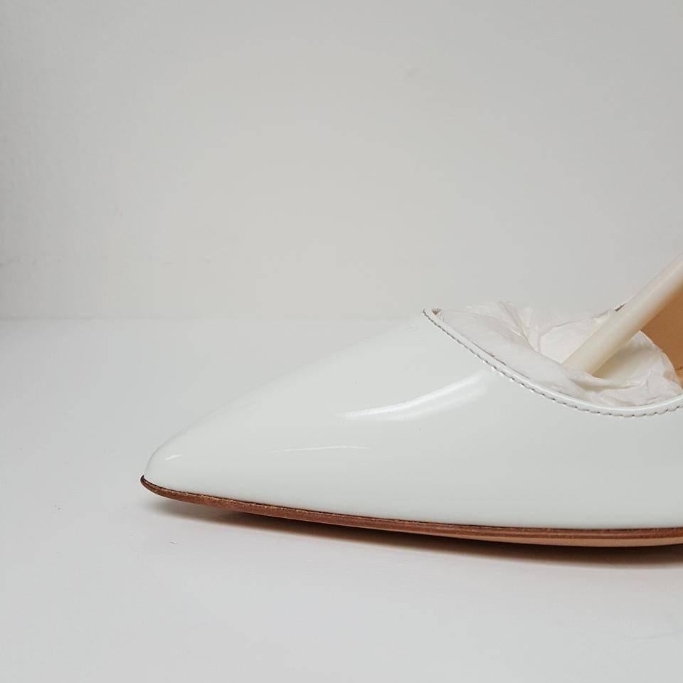 Manolo Blahnik Patent Leather Point-toe White Pumps (Size 6.5) In New Condition In Los Angeles, CA