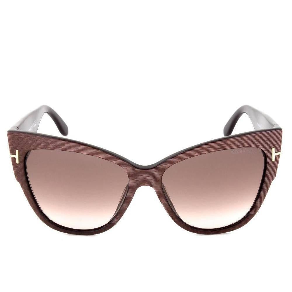 Tom Ford Anoushka Cat Eye Sunglasses, Brown (TF371)

If there is one sunglass style which the accomplished designer has perfected, it is the cat eye. Bold and adventurous, these Tom Ford TF371 50F Anoushka sunglasses showcase a stunning golden