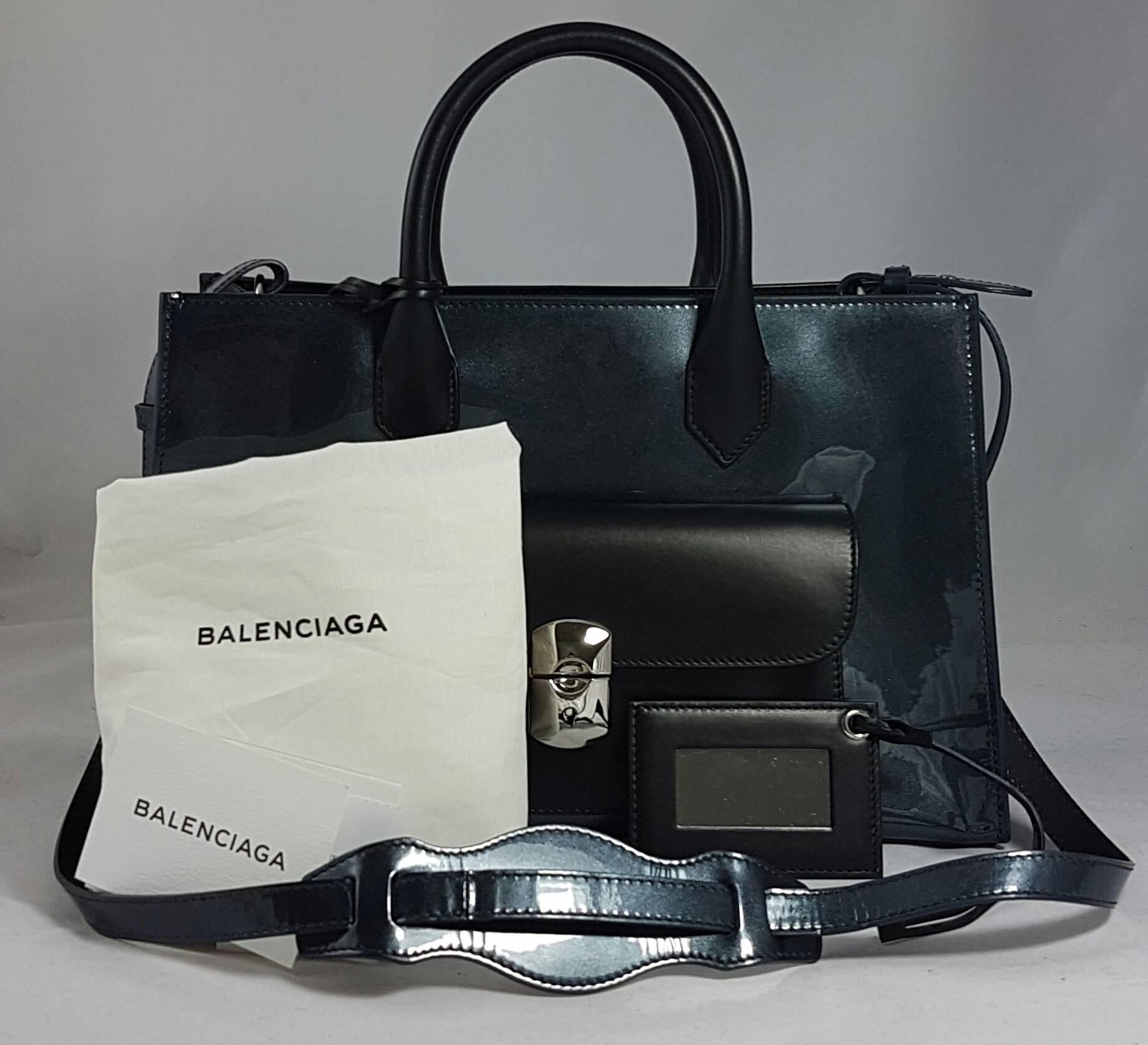 Balenciaga Padlock Work S Bag, Black

Material: Patent Leather
Black calfskin with golden hardware.
Tote handles; padded shoulder strap with 21