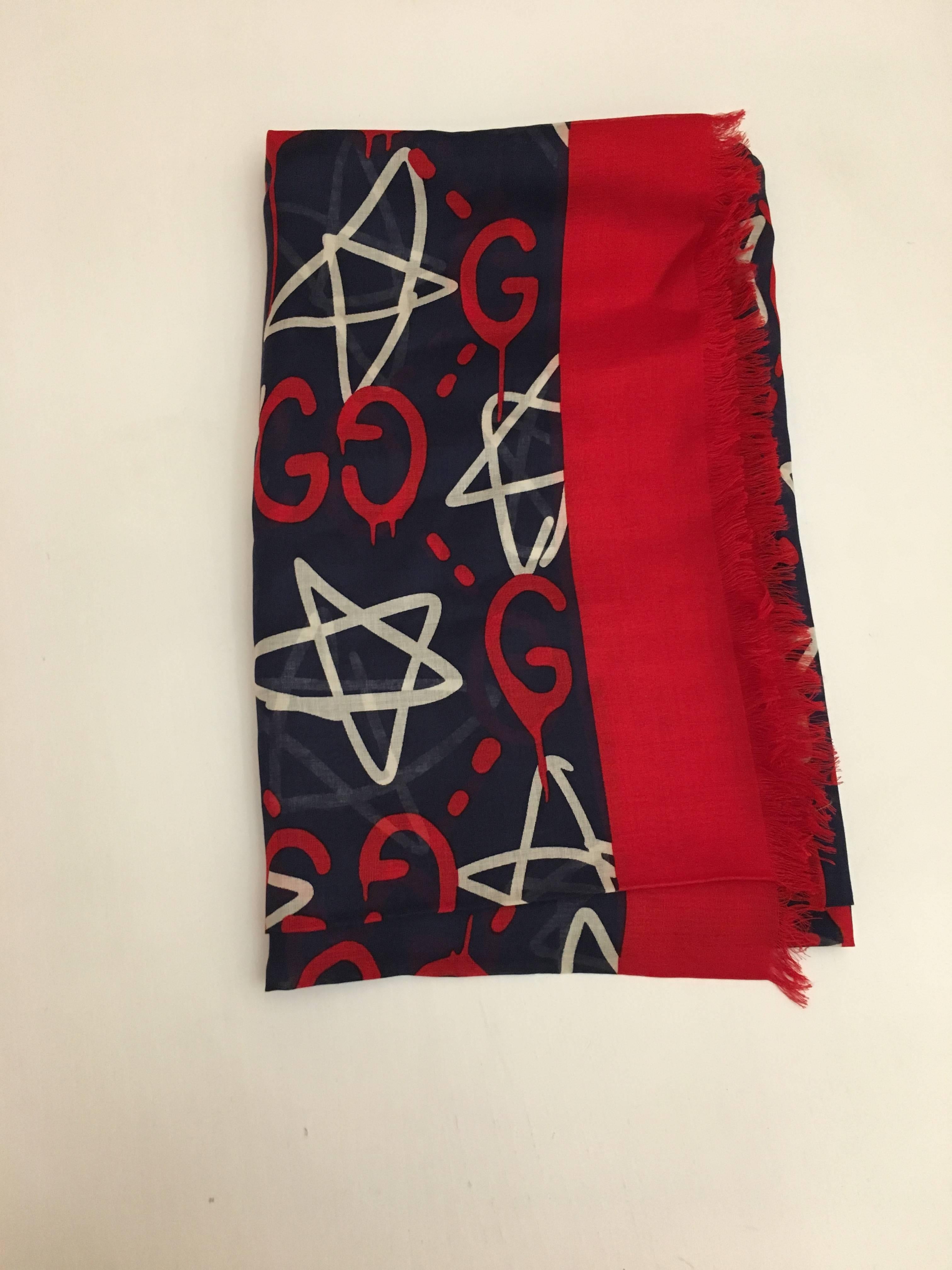 Gucci Ghost Shawl, Red

Fringe edge
Width 140 cm, Height 140 cm
85% modal and 15% silk
Made in Italy