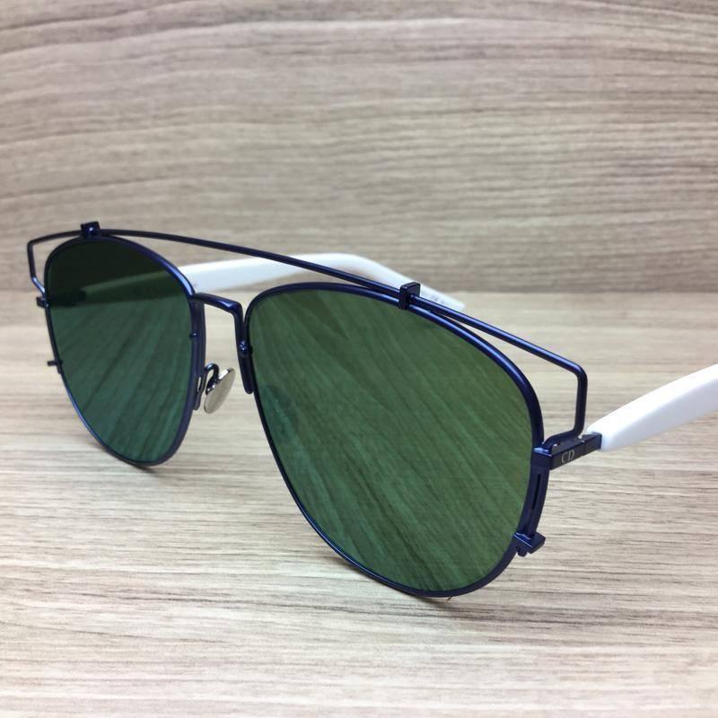 DIOR Technologic Sunglasses, Matte Blue and White

Matte Blue metal frame designed with DIOR logos on the sides of white plastic temples that feature flat lenses with green mirror and 100% maximum UV protection.

Specifications:
Brand			:
