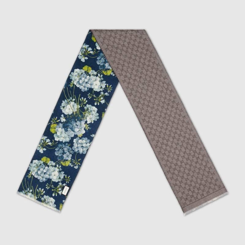 Gucci GG Blooms Print Wool Scarf, Blue

Presenting wool scarf from Gucci with GG jacquard on one side and blooms print on the other.

Features:
•	100% Authentic Gucci product
•	Features Gucci GG Blooms Print and fringe edges
•	Fabric: 100%