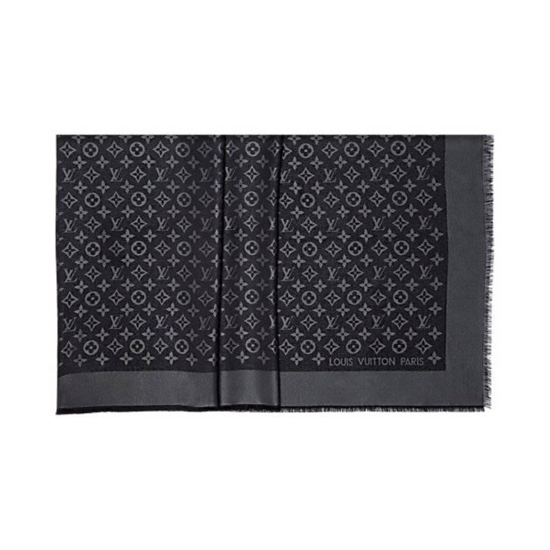 Louis Vuitton Monogram Shine Shawl Black (M72252)

From Louis Vuitton collection, this luxuriously soft monogram shawl is subtle, feminine and ideal for everyday use. Soft and warm due to its mixture of silk and wool this shawl is printed