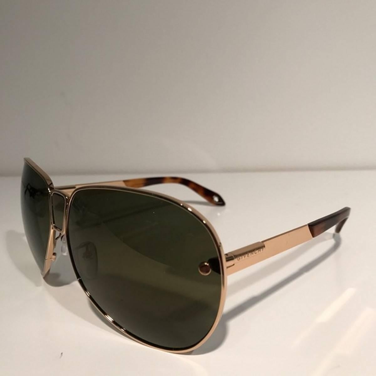 Givenchy Gold Aviator Sunglasses
Color: Gold/Green
Size: OS

Brand new with box.
Unused condition.
No flaws.
Made in Italy.