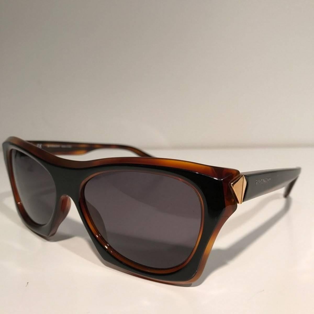 Givenchy Brown Rectangular Sunglasses
Color: Brown/Gold
Size: OS

Brand new with box.
Unused condition.
No flaws.
Made in Italy.