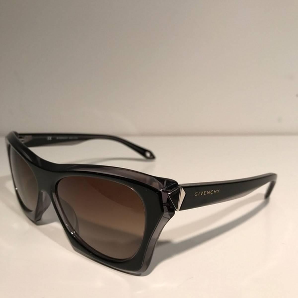 Givenchy Black Rectangular Sunglasses
Color: Black
Size: OS

Brand new with box.
Unused condition.
No flaws.
Made in Italy.