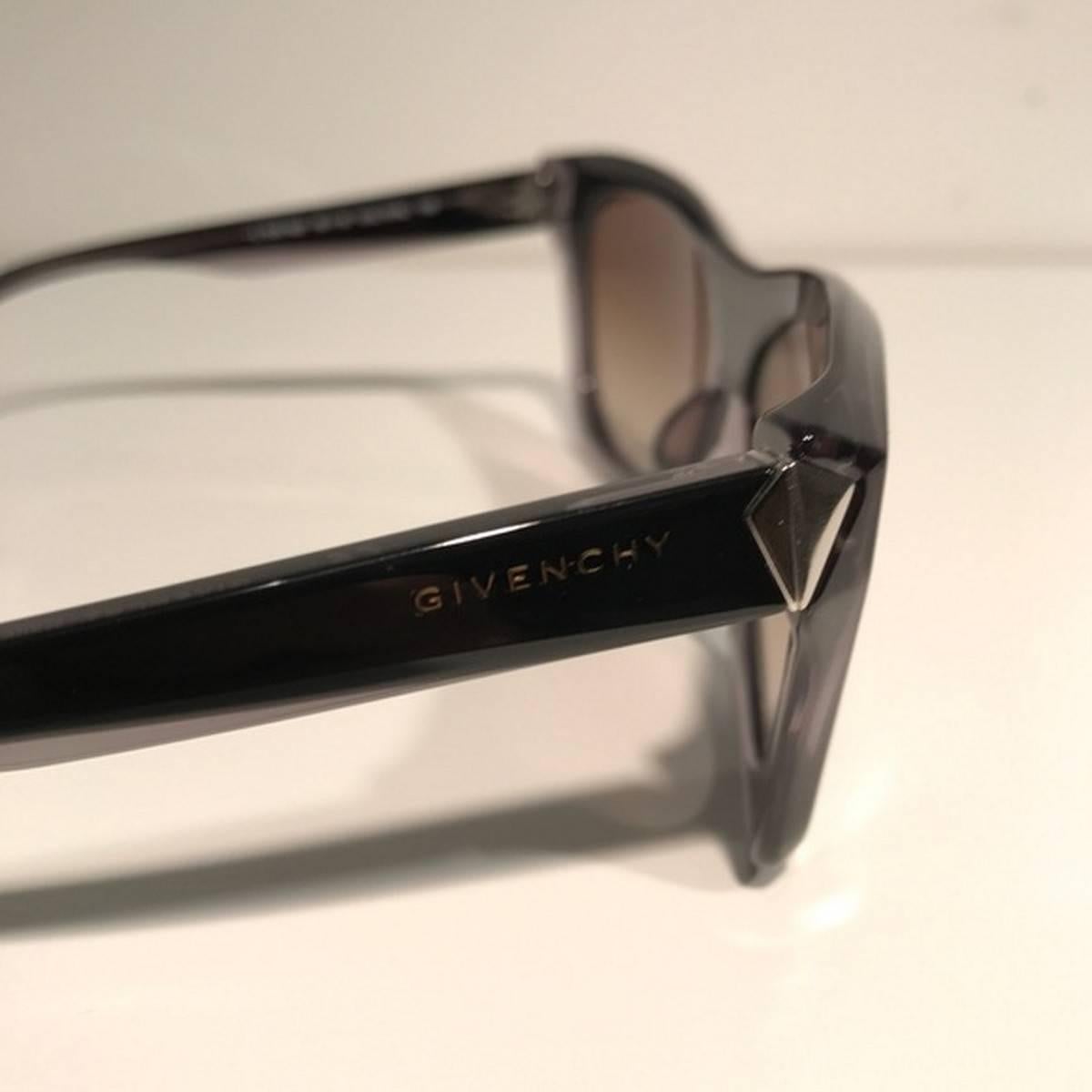 Givenchy Black Rectangular Sunglasses In New Condition In Los Angeles, CA