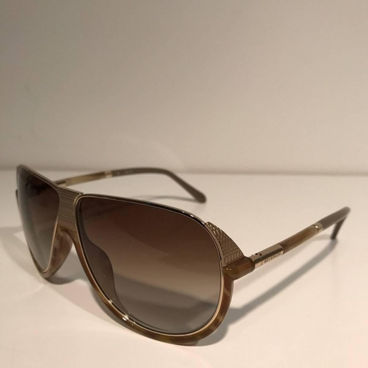 Givenchy Gold Aviator Sunglasses with horn
Color: Gold
Size: OS

Brand new with box.
Unused condition.
No flaws.
Made in Italy.