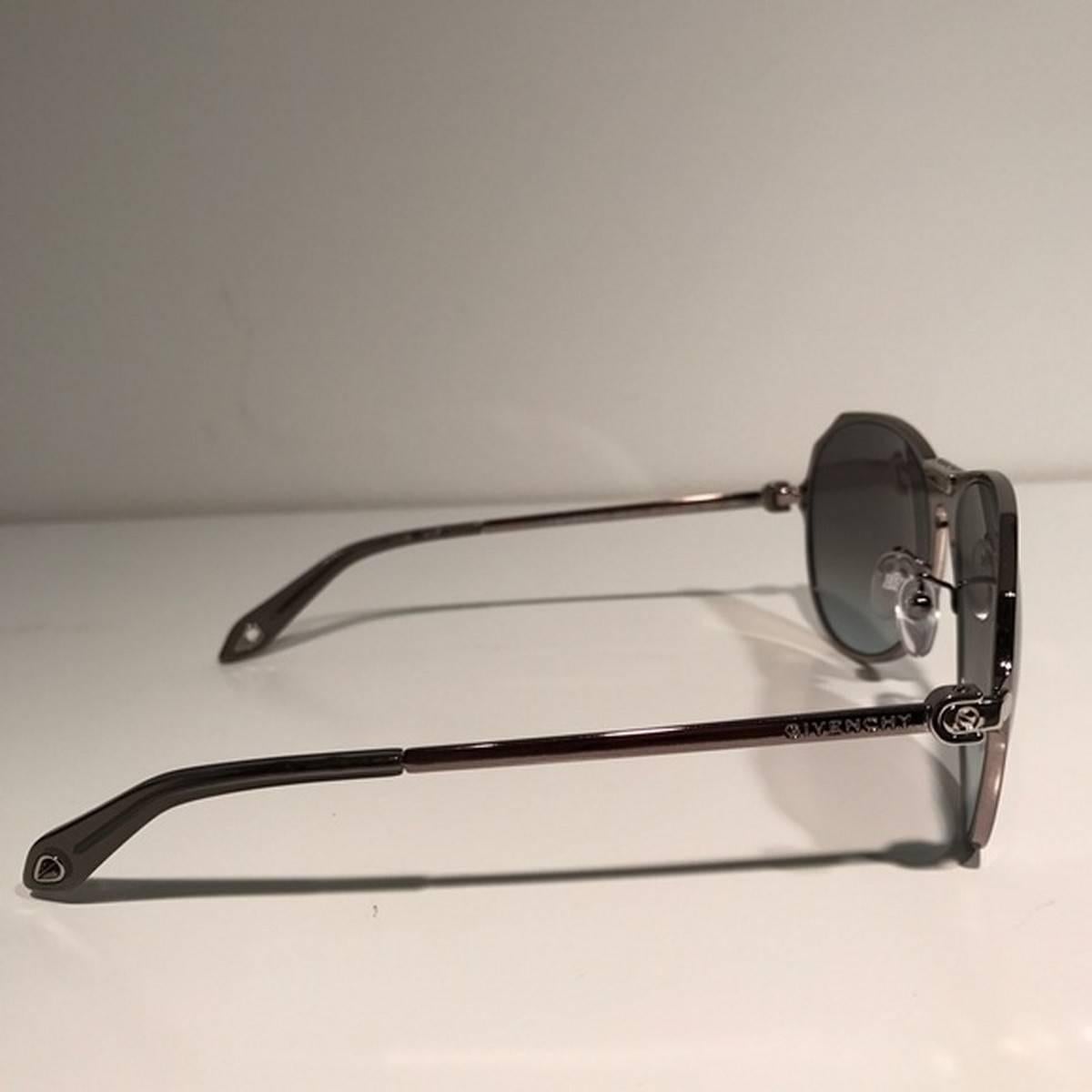 Givenchy Silver Aviator Sunglasses In New Condition In Los Angeles, CA