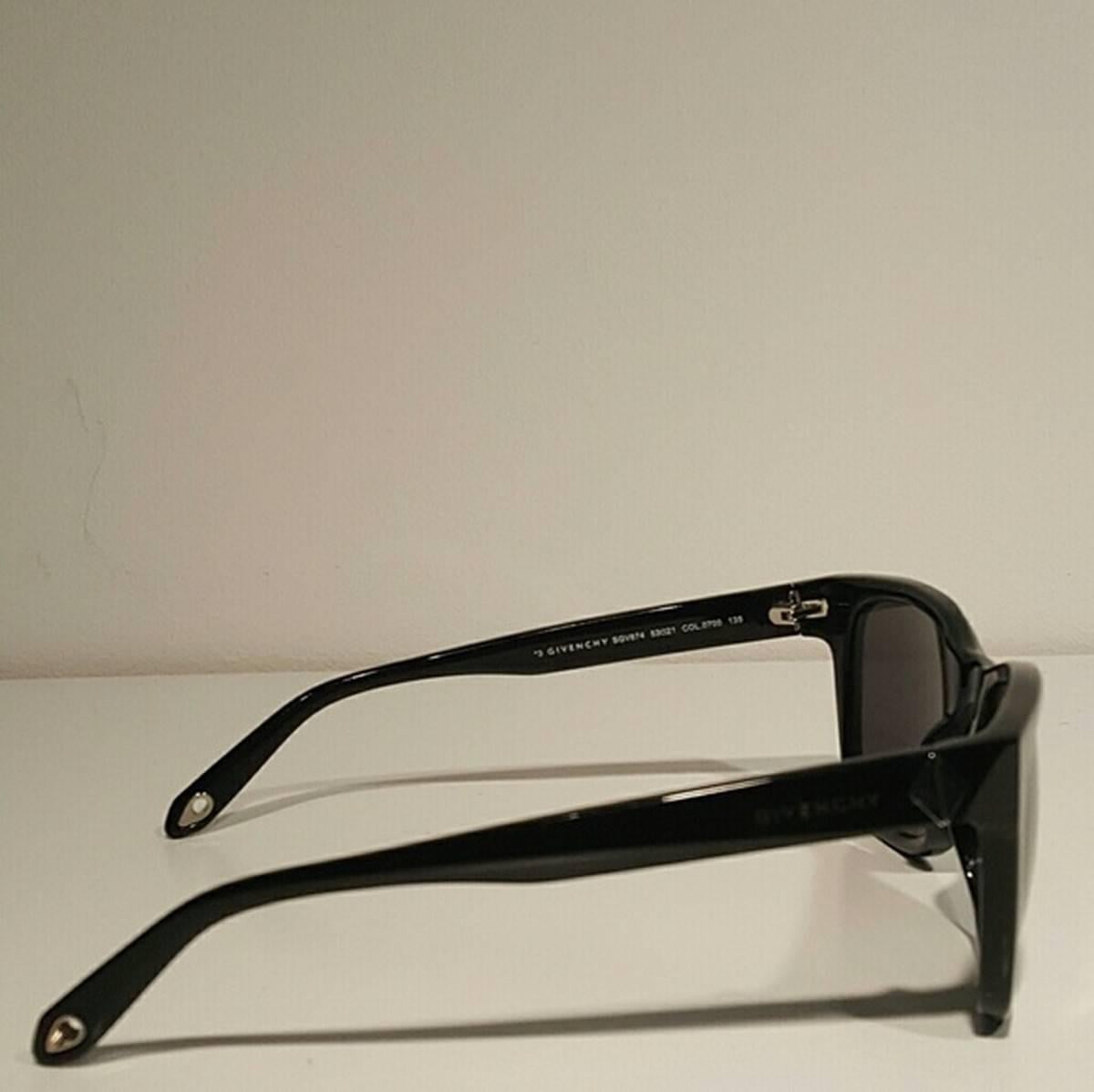 Givenchy Black Wayfarer Sunglasses In New Condition In Los Angeles, CA